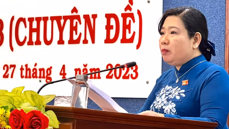 Chủ tịch Hội đồng nhân dân tỉnh Sóc Trăng Hồ Thị Cẩm Đào phát biểu tại kỳ họp.
