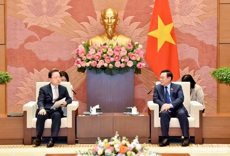 Chủ tịch Quốc hội Vương Đình Huệ phát biểu tại buổi tiếp Tổng Giám đốc phụ trách tài chính Tập đoàn Samsung Park Hark Kyu.