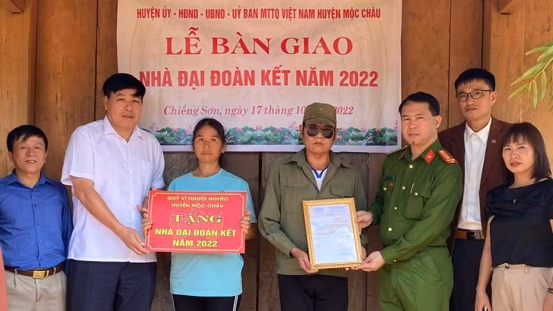 Các đơn vị trao nhà đại đoàn kết cho hộ nghèo tại xã Chiềng Sơn, huyện Mộc Châu.