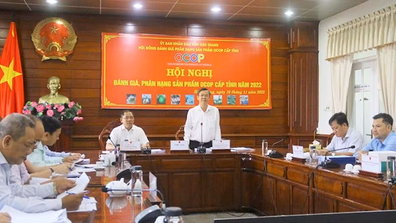 Phó Chủ tịch Thường trực UBND tỉnh Hậu Giang, Trương Cảnh Tuyên phát biểu tại Hội nghị.