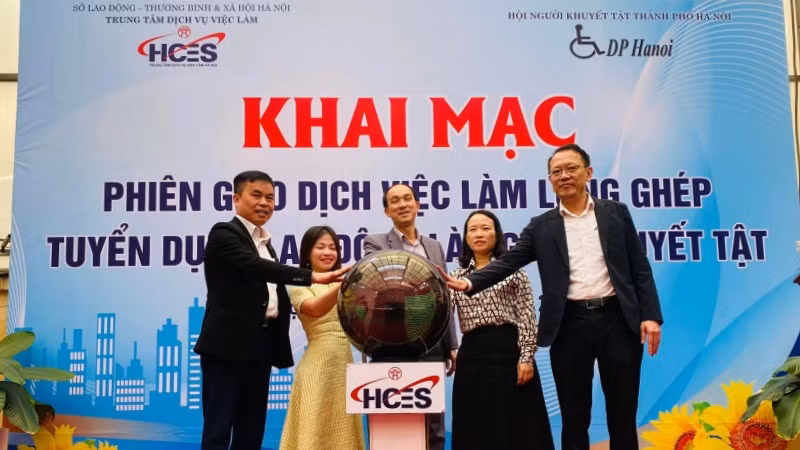 Nhấn nút khai mạc phiên giao dịch việc làm lồng ghép tuyển dụng lao động là người khuyết tật.