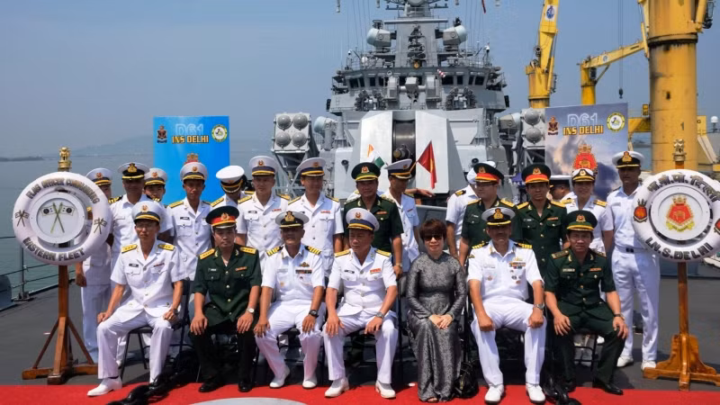 Chuyến thăm của 2 tàu Hải quân Ấn Độ là minh chứng cho tình hữu nghị bền chặt giữa hai nước. Chuyến thăm của 2 tàu Hải quân Ấn Độ là minh chứng cho tình hữu nghị bền chặt giữa hai nước.