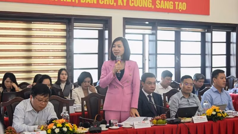 Phó Giám đốc Học viện Báo chí và Tuyên truyền Nguyễn Thị Trường Giang đặt câu hỏi với các chuyên gia tại buổi Hội thảo.
