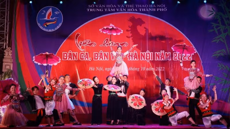 Liên hoan dân ca, dân vũ - Hà Nội năm 2022 đã tạo ra một đợt sinh hoạt văn hoá sôi động trong cộng đồng.