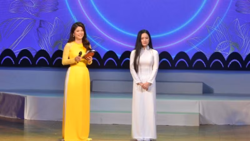 Thí sinh Võ Thị Mảnh, Trung tâm Văn hóa tỉnh Cà Mau, trả lời câu hỏi của Hội đồng giám khảo.