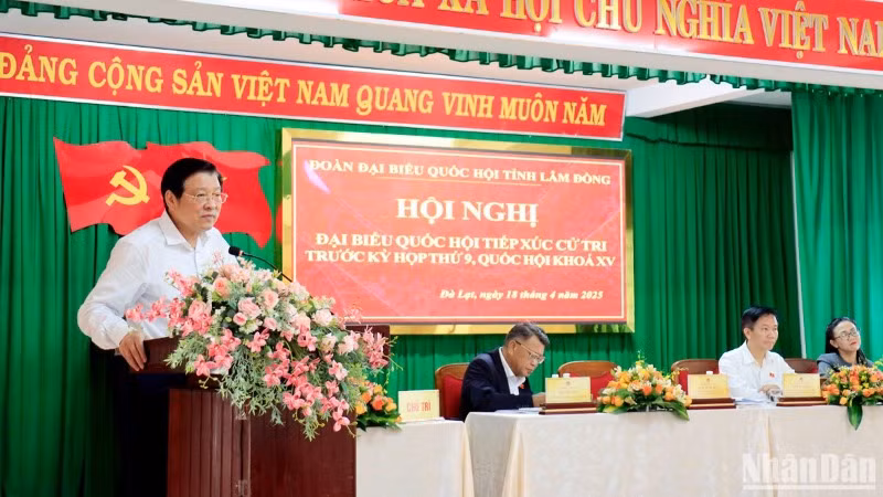 Đồng chí Phan Đình Trạc phát biểu ý kiến tại buổi tiếp xúc cử tri Phường 4, thành phố Đà Lạt.