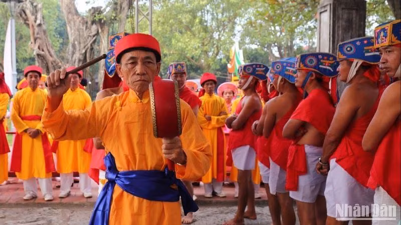 Các nghệ nhân làng Keo trình diễn chèo chải cạn. Các nghệ nhân làng Keo trình diễn chèo chải cạn.