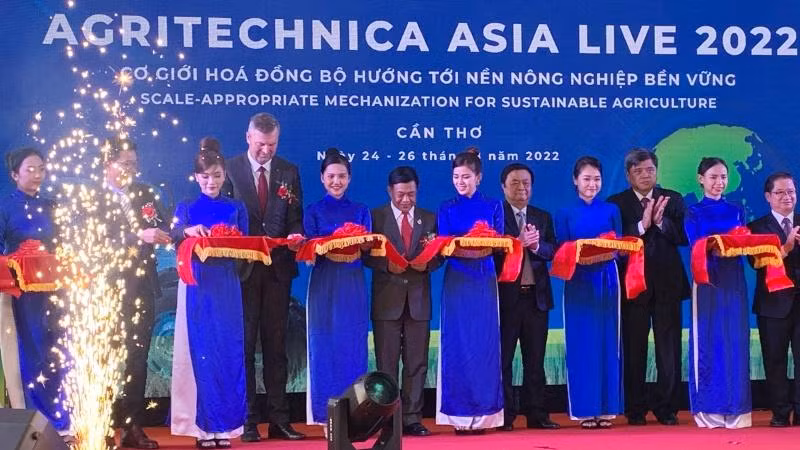 Các đại biểu cắt băng khai mạc sự kiện Agritechnica Asia Live năm 2022.