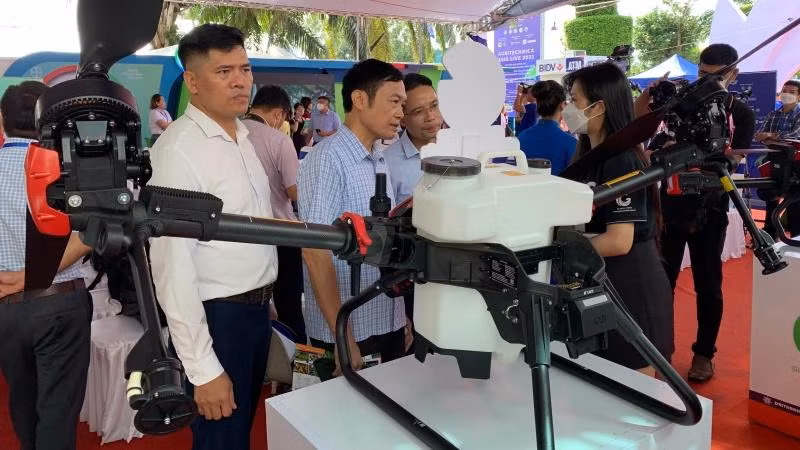 Các đại biểu tham quan máy bay không người lái phục vụ sản xuất nông nghiệp. (ẢNH: THANH TÂM)