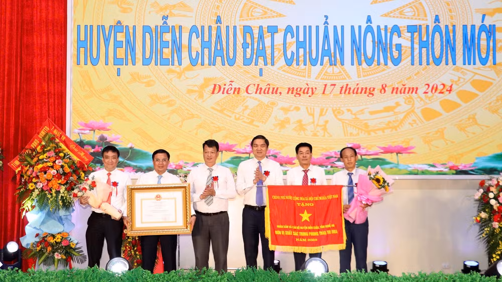 Đại diện Văn phòng Điều phối nông thôn mới Trung ương và Tỉnh ủy Nghệ An trao Bằng công nhận huyện Diễn Châu đạt chuẩn huyện nông thôn mới năm 2023 và Cờ thi đua của Chính phủ cho nhân dân và cán bộ huyện Diễn Châu vì đã hoàn thành xuất sắc nhiệm vụ công tác dẫn đầu phong trào thi đua yêu nước tỉnh Nghệ An.