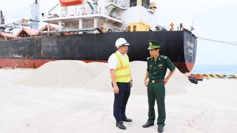 Lực lượng Bộ đội Biên phòng địa phương phối hợp Ban Giám đốc Cảng biển tổng hợp Cà Ná hỗ trợ pháp lý và các thủ tục quản lý để bảo đảm an toàn cho tàu và thủy thủ trên tàu sau khi cập cảng. Lực lượng Bộ đội Biên phòng địa phương phối hợp Ban Giám đốc Cảng biển tổng hợp Cà Ná hỗ trợ pháp lý và các thủ tục quản lý để bảo đảm an toàn cho tàu và thủy thủ trên tàu sau khi cập cảng.