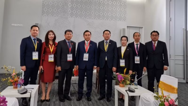 Đoàn Việt Nam chào xã giao Chủ tịch Quốc hội Lào Saysomphone Phomvihane. Đoàn Việt Nam chào xã giao Chủ tịch Quốc hội Lào Saysomphone Phomvihane.
