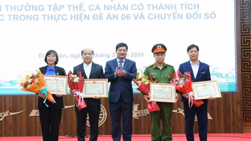 Bốn tập thể có thành tích xuất sắc trong thực hiện chuyển đổi số và Đề án 06 được Chủ tịch Ủy ban nhân dân tỉnh Điện Biên tặng Bằng khen. Bốn tập thể có thành tích xuất sắc trong thực hiện chuyển đổi số và Đề án 06 được Chủ tịch Ủy ban nhân dân tỉnh Điện Biên tặng Bằng khen.