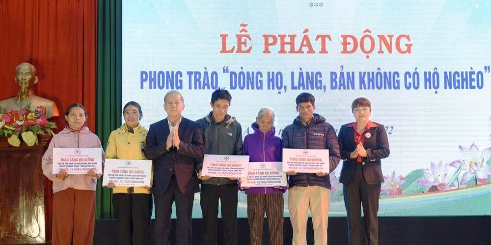 Đồng chí Phan Ngọc Thọ cùng Hội Chữ Thập đỏ tỉnh trao tượng trưng 5 con bò giống cho 5 hộ nghèo tại huyện A Lưới.