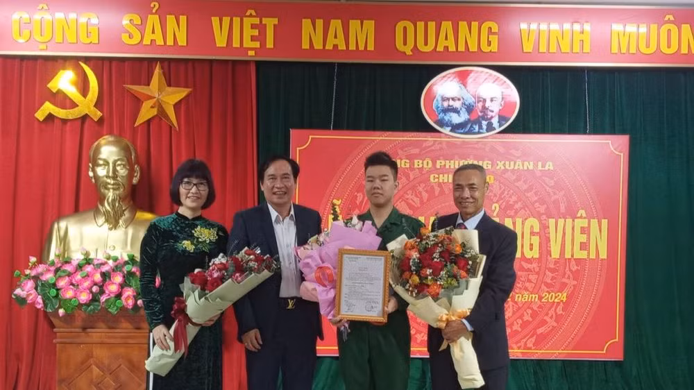 Lãnh đạo quận Tây Hồ chúc mừng đảng viên trẻ Trịnh Tuấn Đạt.