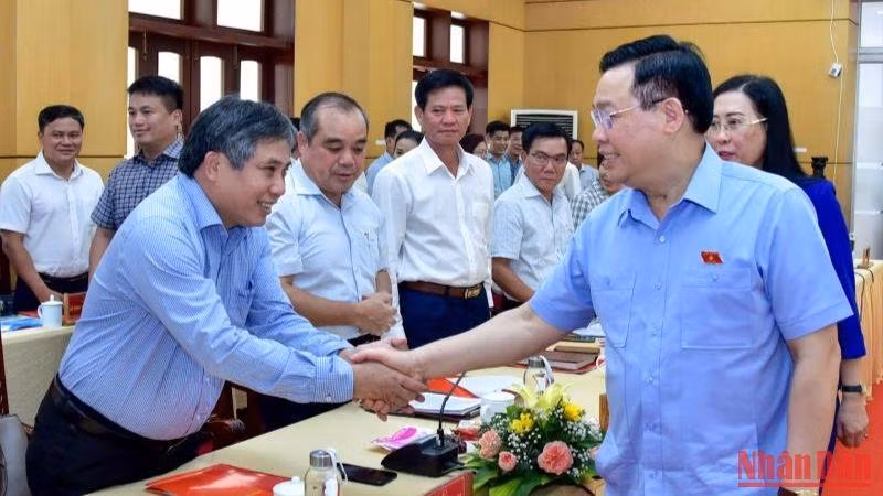 Chủ tịch Quốc hội Vương Đình Huệ với các đại biểu tại buổi làm việc. (Ảnh Đăng Anh)