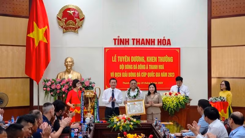 Lãnh đạo tỉnh Thanh Hóa trao tặng Bằng khen cho Câu lạc bộ bóng đá Đông Á Thanh Hóa. Lãnh đạo tỉnh Thanh Hóa trao tặng Bằng khen cho Câu lạc bộ bóng đá Đông Á Thanh Hóa.