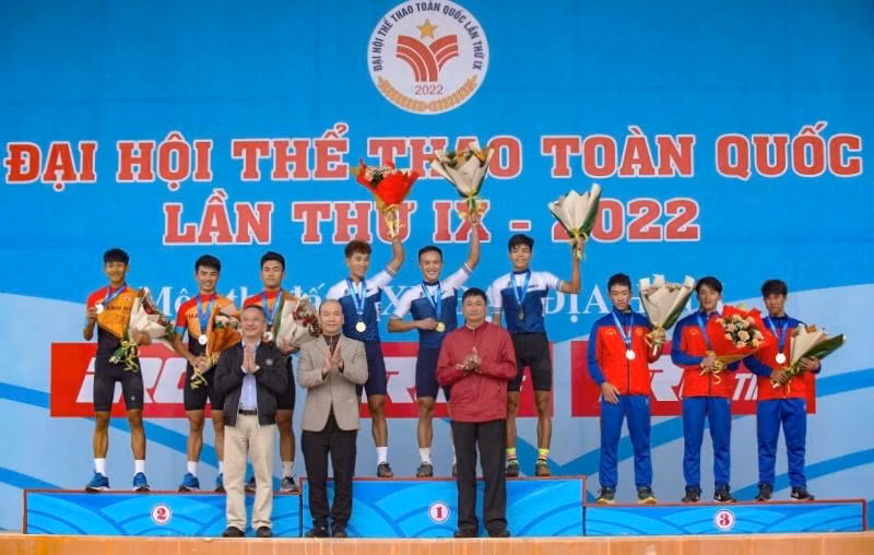 Ban Tổ chức trao giải cho các vận động viên.