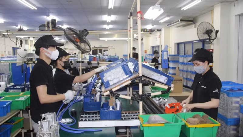 Hoạt động sản xuất tại Công ty trách nhiệm hữu hạn Takagi-Việt Nam, khu công nghiệp Thăng Long II, tỉnh Hưng Yên.