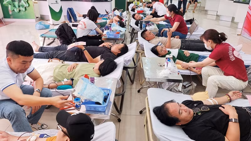 Đông đảo người dân trên địa bàn thành phố Kon Tum đến hiến máu.