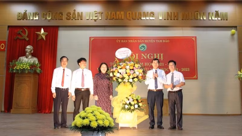 Lãnh đạo huyện Tam Đảo chúc mừng các thầy, cô giáo.