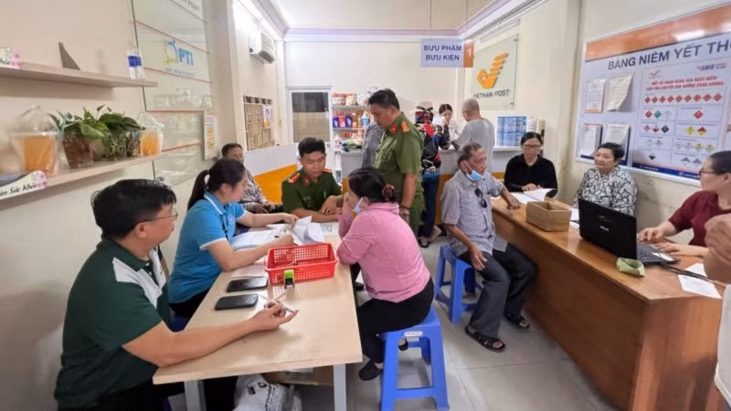 Bảo hiểm xã hội quận-huyện phối hợp Công an địa phương phát Phiếu khảo sát nhu cầu, phương thức nhận chi trả lương hưu và trợ cấp hằng tháng.