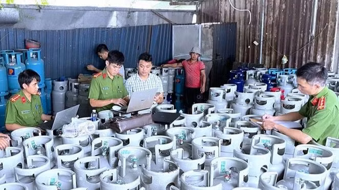 Lực lượng công an bắt quả tang Công ty Trách nhiệm hữu hạn Toàn Năng Phát sản xuất gas giả một số nhãn hiệu nổi tiếng.