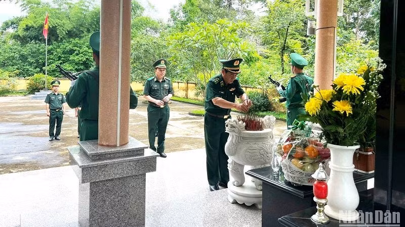 Đoàn công tác dâng hương tại Nhà bia ghi danh các liệt sĩ hy sinh tại khu vực Đồn Biên phòng Serepok. (Ảnh: Nguyễn Dân) Đoàn công tác dâng hương tại Nhà bia ghi danh các liệt sĩ hy sinh tại khu vực Đồn Biên phòng Serepok. (Ảnh: Nguyễn Dân)