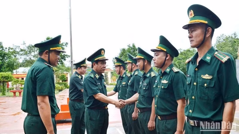 Đoàn công tác Bộ Tư lệnh Bộ đội Biên phòng kiểm tra Đồn Biên phòng Cửa khẩu Đắk Ruê. Ảnh: Nguyễn Dân. Đoàn công tác Bộ Tư lệnh Bộ đội Biên phòng kiểm tra Đồn Biên phòng Cửa khẩu Đắk Ruê. Ảnh: Nguyễn Dân.