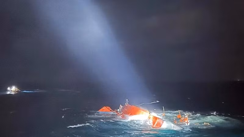 Tàu đánh cá bị lật ngoài khơi đảo Jeju, Hàn Quốc, ngày 12/2/2025. (Nguồn: THX/TTXVN)