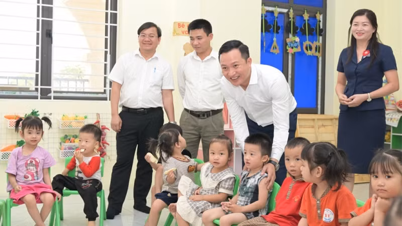 Các đại biểu tham quan lớp học mới khang trang, sạch đẹp.