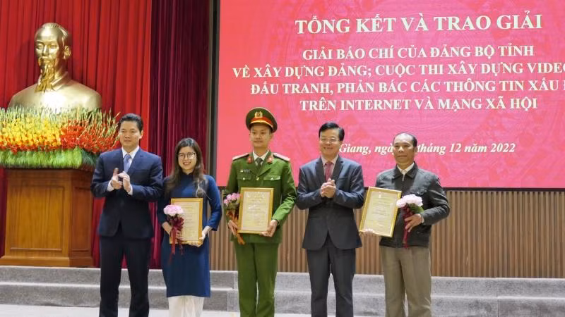 Các đồng chí lãnh đạo tỉnh Hà Giang trao giải xây dựng video clip đấu tranh, phản bác các thông tin xấu độc trên Internet và mạng xã hội cho các tác giả. Các đồng chí lãnh đạo tỉnh Hà Giang trao giải xây dựng video clip đấu tranh, phản bác các thông tin xấu độc trên Internet và mạng xã hội cho các tác giả.