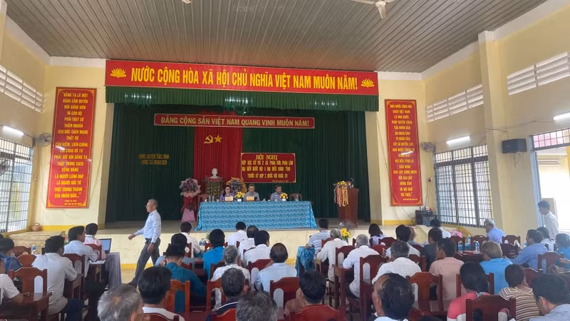 Hơn 50 cử tri xã Phan Lâm, xã Phan Sơn tham dự buổi tiếp xúc.