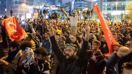 Người biểu tình ở Istanbul ngày 18/10. (Nguồn: AFP)