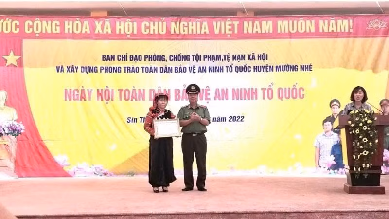 Trao Bằng khen của Bộ trưởng Công an tặng cán bộ, nhân dân Sín Thầu có thành tích xuất sắc trong xây dựng phong trào Toàn dân bảo vệ an ninh Tổ quốc.