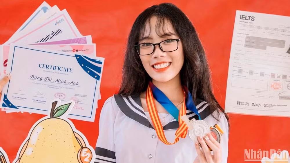 Em Đặng Thị Minh Anh, học sinh lớp 12 chuyên Anh 2 Trường trung học phổ thông Chuyên Lê Hồng Phong (Nam Định) giành giải Nhất nội dung thi Microsoft Word 2016.