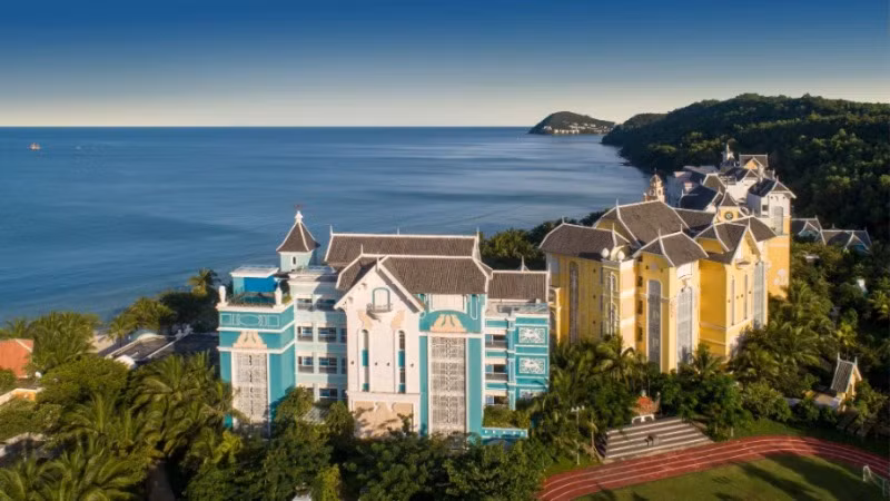 “Trường đại học” JW Marriott Phu Quoc Emerald Bay thường khiến du khách thích thú với chủ đề độc đáo.