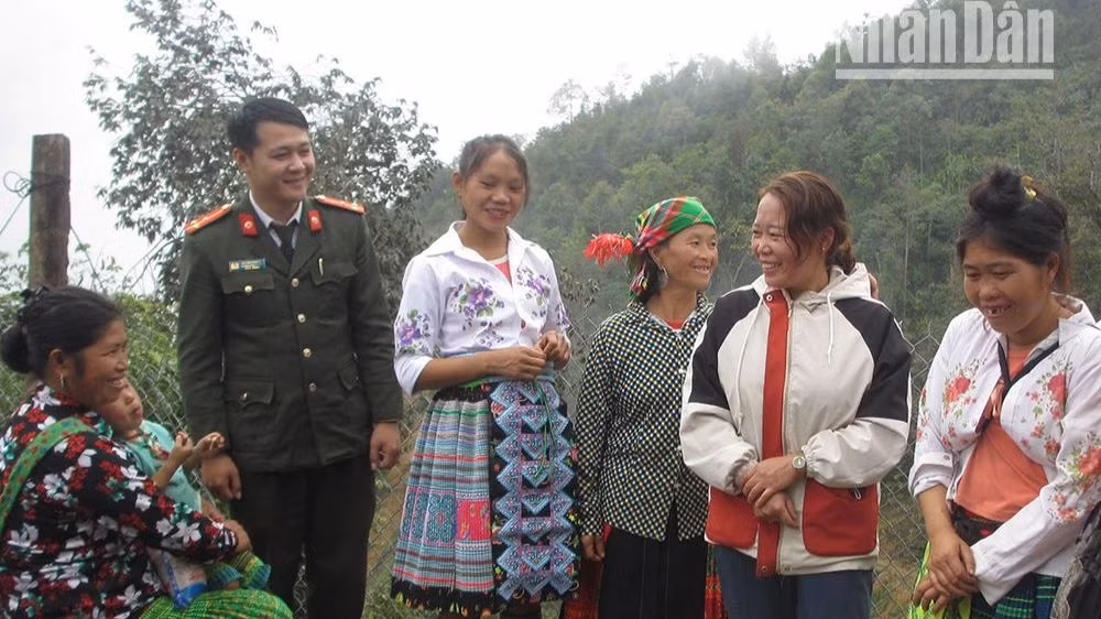 Đại úy Hà Văn Nhuận, Trưởng Công an xã Háng Đồng trong một chuyến công tác tại bản Háng Đồng C. Đại úy Hà Văn Nhuận, Trưởng Công an xã Háng Đồng trong một chuyến công tác tại bản Háng Đồng C.