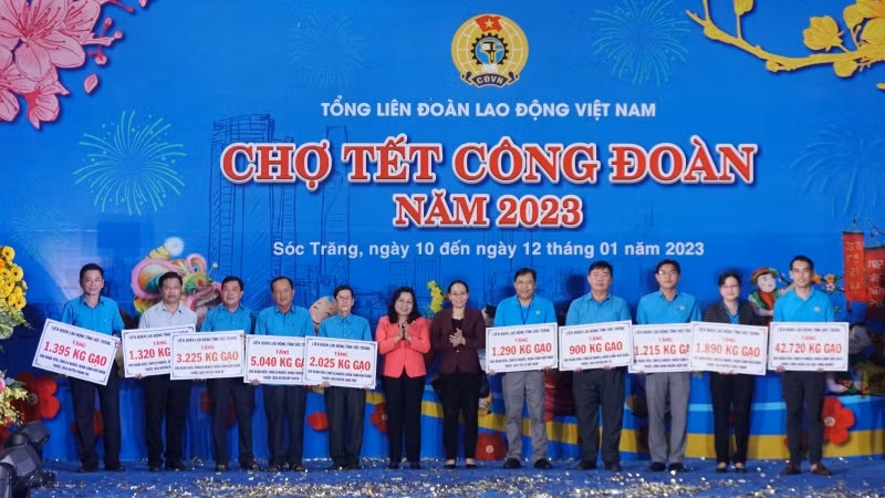 Trao gạo để phát cho công nhân, người lao động khó khăn.