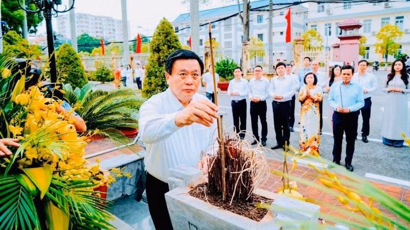 Đồng chí Nguyễn Xuân Thắng cùng lãnh đạo một số cơ quan Trung ương và thành phố Hải Phòng đã dâng hương tại tượng đài đồng chí Tô Hiệu.