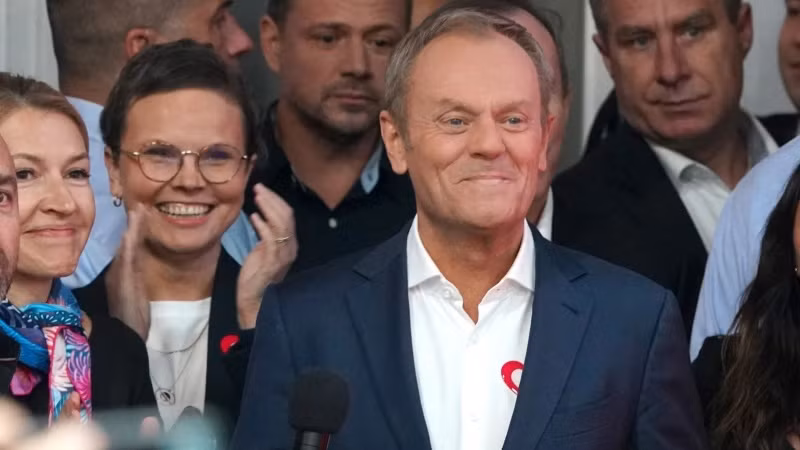 Ông Donald Tusk (phía trước) phát biểu trước những người ủng hộ tại Warsaw, ngày 15/10/2023. (Ảnh: AFP/TTXVN)