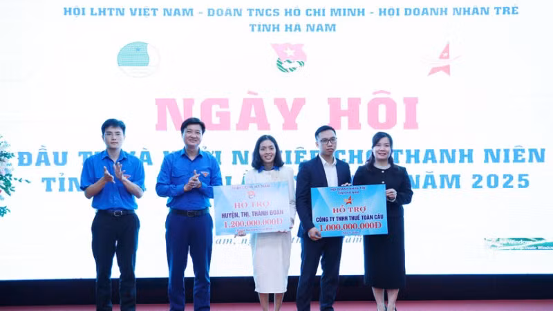 Lãnh đạo Tỉnh đoàn Hà Nam, Hội Liên hiệp Thanh niên tỉnh, Hội Doanh nhân trẻ tỉnh trao tượng trưng nguồn vốn hỗ trợ cho các dự án khởi nghiệp của thanh niên năm 2025.