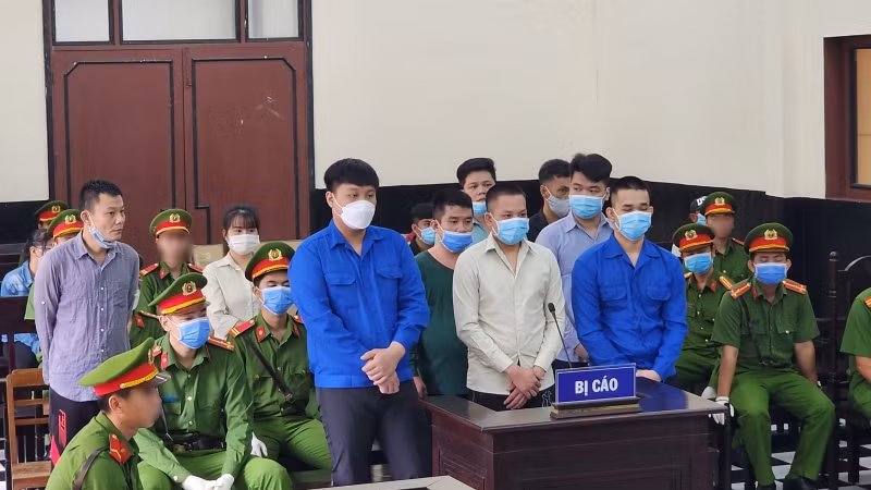 Các bị cáo tại phiên tòa sáng 19/6.