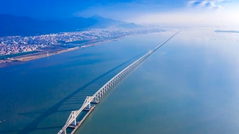 Tuyến đường sắt cao tốc Phúc Châu-Hạ Môn đoạn cầu vượt biển qua eo biển Mi Châu. (Ảnh: Nhân dân nhật báo)