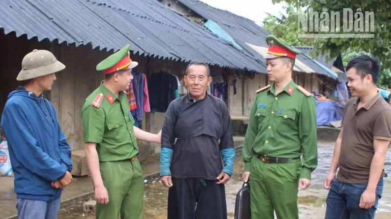 Lực lượng công an cơ sở tại Sơn La thường xuyên liên hệ, gần gũi với những người có uy tín tại các bản vùng cao. Lực lượng công an cơ sở tại Sơn La thường xuyên liên hệ, gần gũi với những người có uy tín tại các bản vùng cao.
