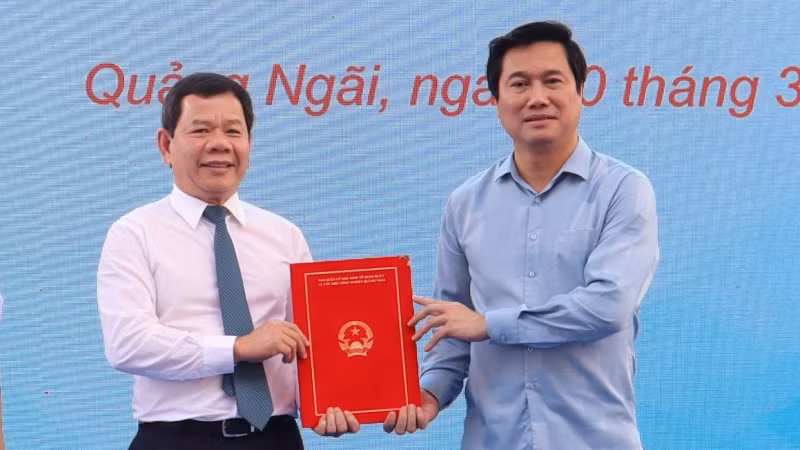 Lãnh đạo Bộ Xây dựng trao Quyết định của Thủ tướng Chính phủ phê duyệt đồ án điều chỉnh tổng thể Quy hoạch chung xây dựng Khu kinh tế Dung Quất đến năm 2045 cho lãnh đạo tỉnh Quảng Ngãi. Lãnh đạo Bộ Xây dựng trao Quyết định của Thủ tướng Chính phủ phê duyệt đồ án điều chỉnh tổng thể Quy hoạch chung xây dựng Khu kinh tế Dung Quất đến năm 2045 cho lãnh đạo tỉnh Quảng Ngãi.