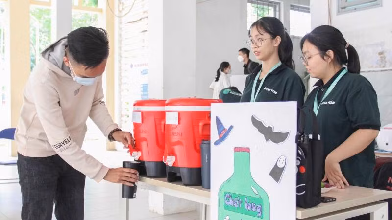 Lấy nước uống từ Trạm tiếp nước. Lấy nước uống từ Trạm tiếp nước.