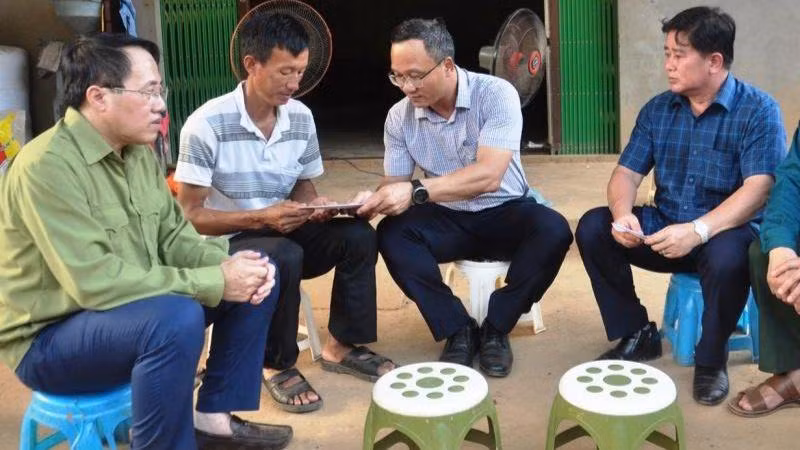Phó Chủ tịch chuyên trách Ủy ban An toàn giao thông Quốc gia Khuất Việt Hùng thăm hỏi, trao hỗ trợ cho gia đình nạn nhân vụ lật thuyền ở Lào Cai. (Ảnh: Tất Đạt) Phó Chủ tịch chuyên trách Ủy ban An toàn giao thông Quốc gia Khuất Việt Hùng thăm hỏi, trao hỗ trợ cho gia đình nạn nhân vụ lật thuyền ở Lào Cai. (Ảnh: Tất Đạt)