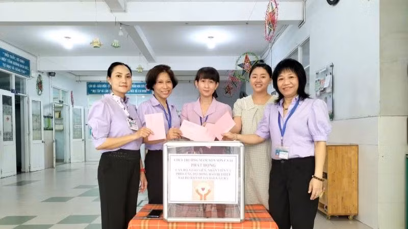 Người lao động của Trường mầm non Sơn Ca 14 (quận Phú Nhuận, Thành phố Hồ Chí Minh) đóng góp hỗ trợ đồng bào miền bắc bị thiên tai. Người lao động của Trường mầm non Sơn Ca 14 (quận Phú Nhuận, Thành phố Hồ Chí Minh) đóng góp hỗ trợ đồng bào miền bắc bị thiên tai.