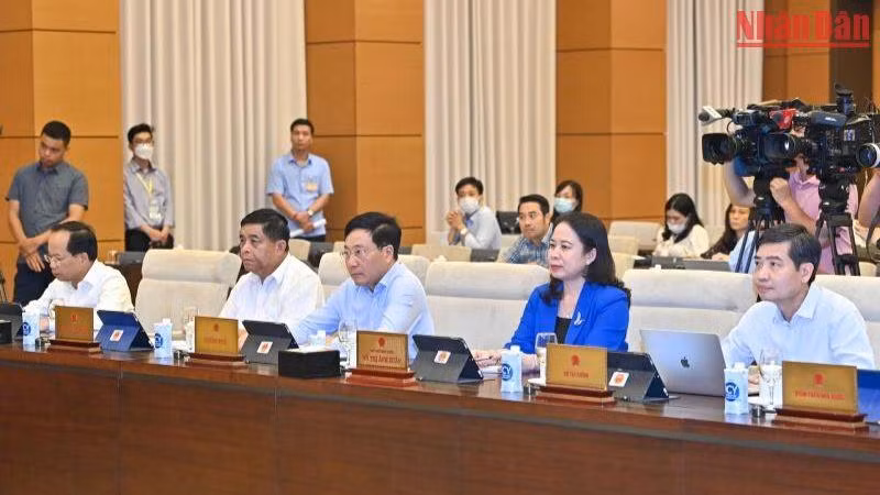 Phó Thủ tướng Thường trực Phạm Bình Minh và Phó Chủ tịch nước Võ Thị Ánh Xuân cùng các đại biểu dự phiên họp. Phó Thủ tướng Thường trực Phạm Bình Minh và Phó Chủ tịch nước Võ Thị Ánh Xuân cùng các đại biểu dự phiên họp.